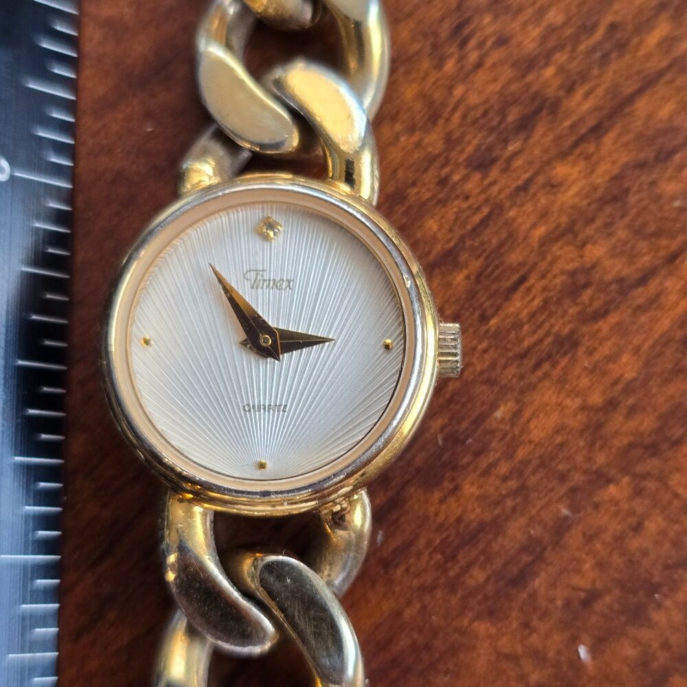 Timex Quartz Ladies Gold Chain Watch White Face 47 Scratch on Face as Shown